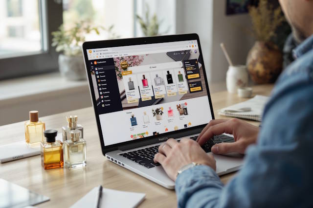 ם קונה בשמים באינטרנט דרך מחשב נייד